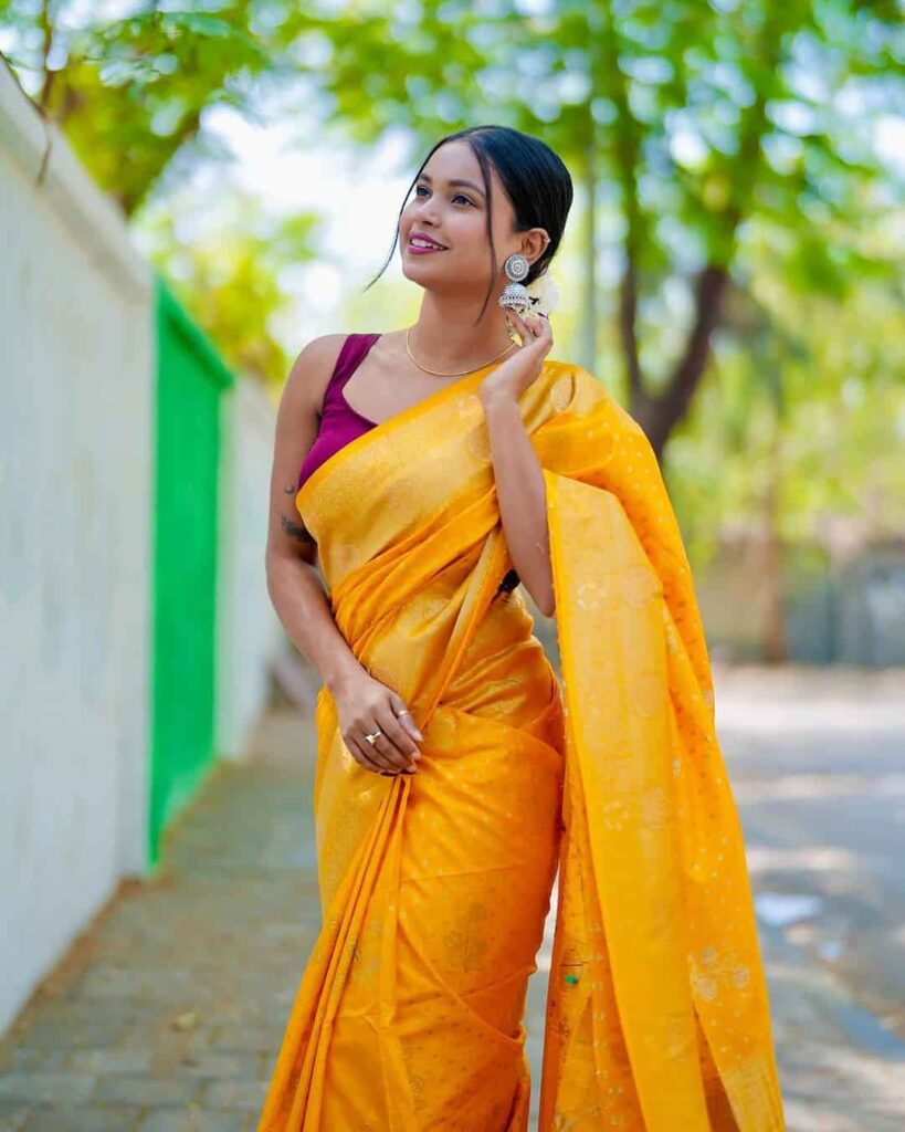 poses for women in saree